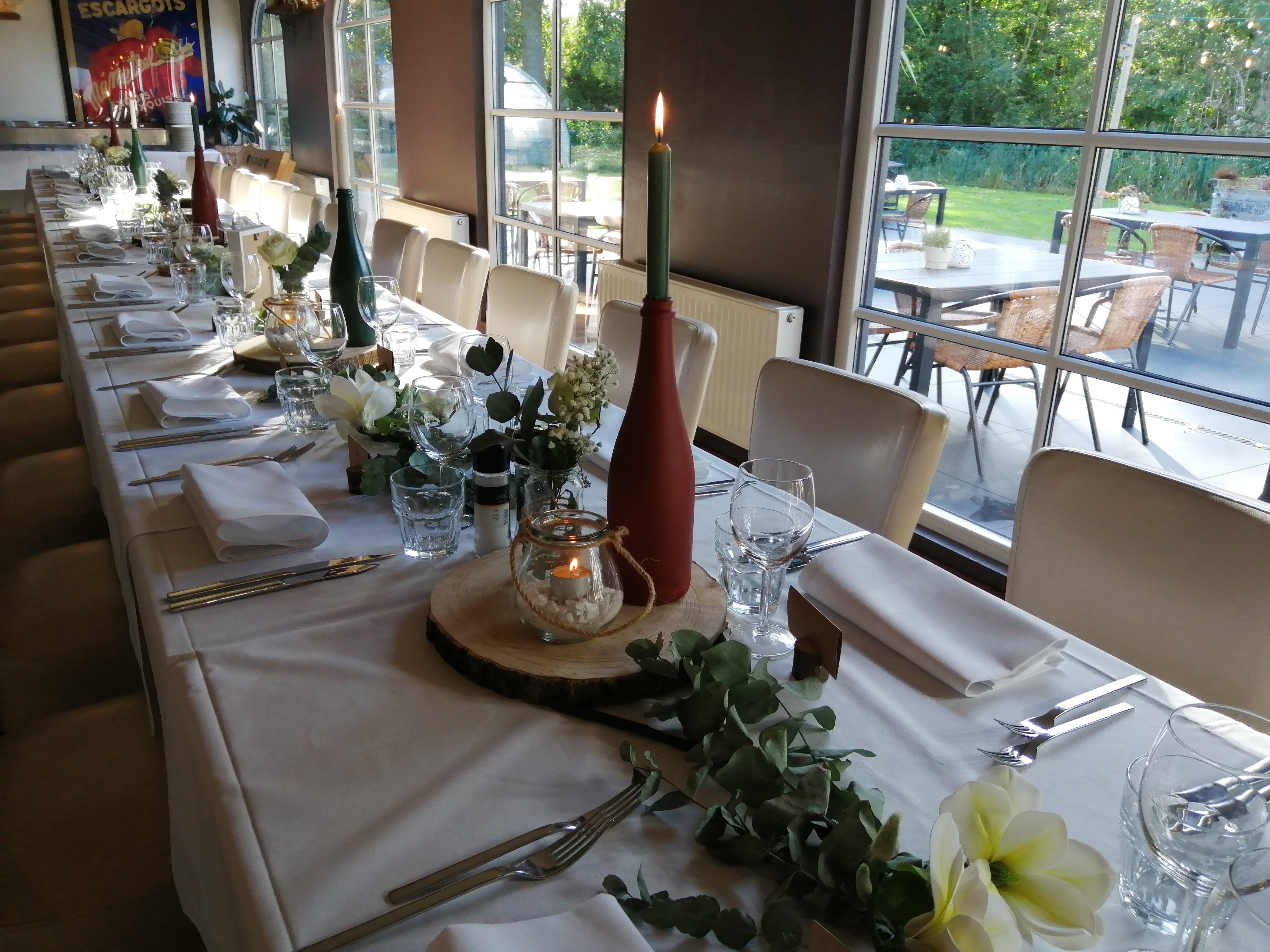 Feestelijk gedekte tafel