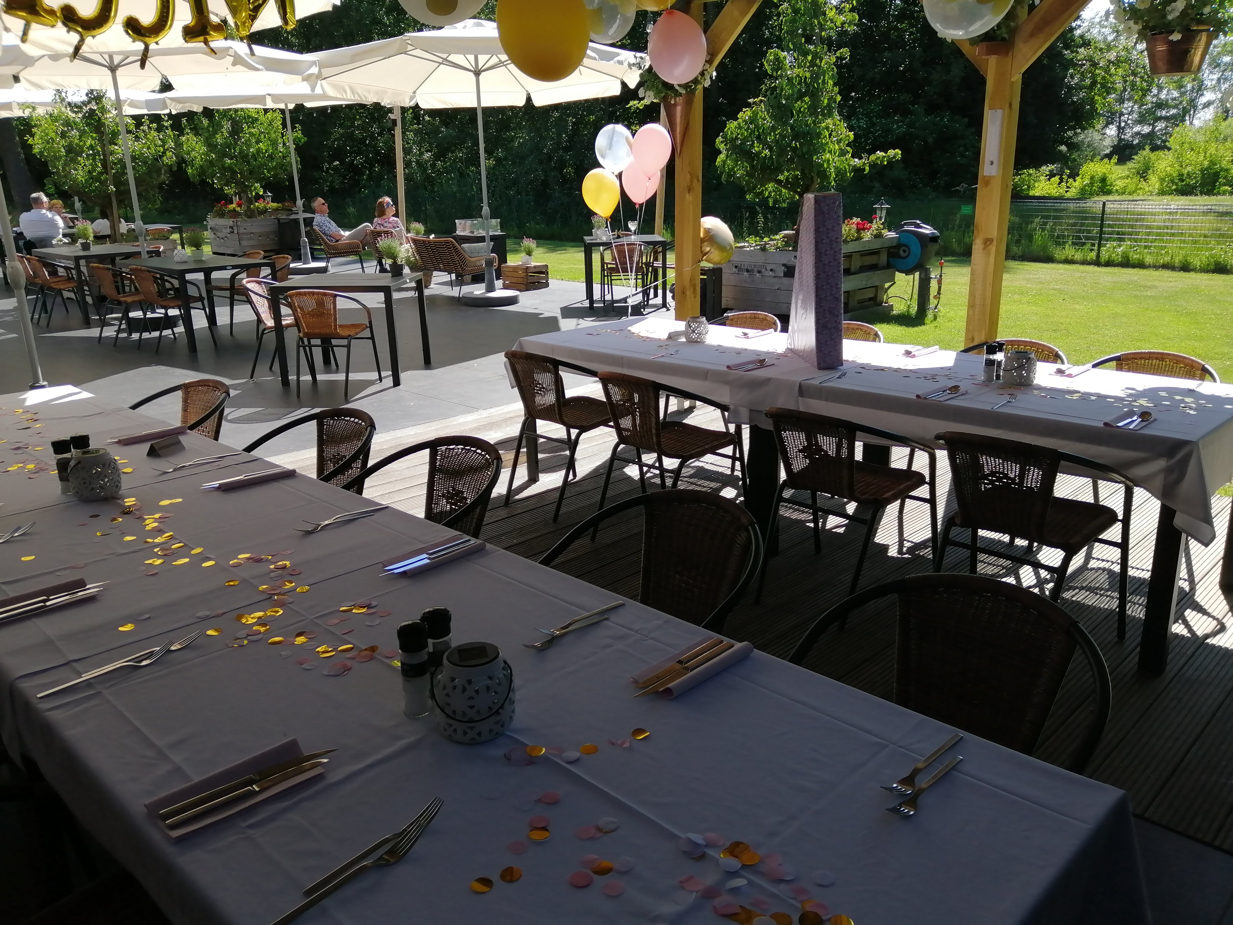 Feestelijk gedekt terras
