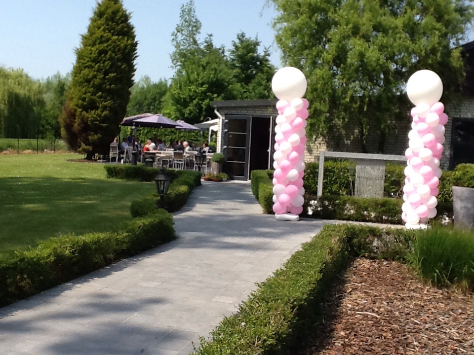 Feestelijke entree met ballonnen in de tuin