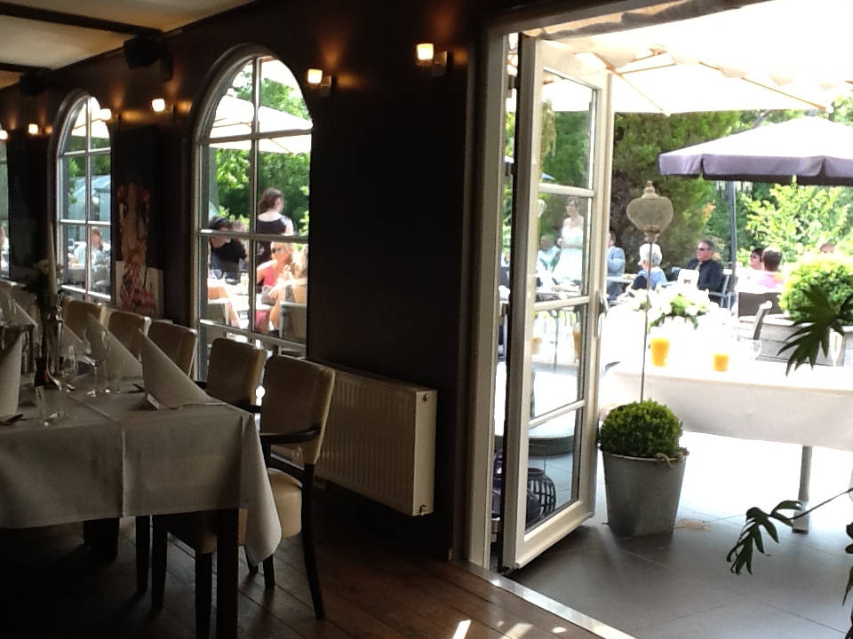Zaal met openslaande deuren naar het terras