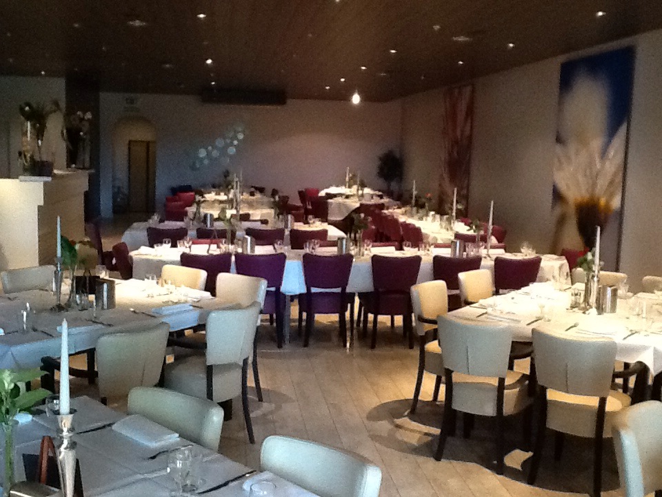 Grote feestzaal met ronde tafels