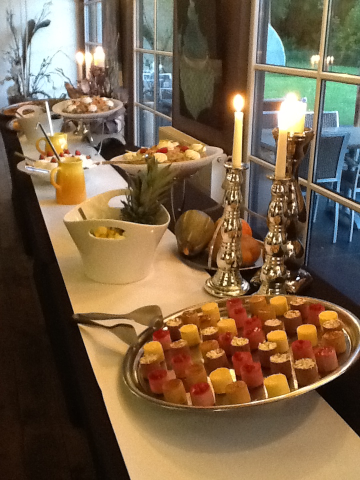 Bruiloftsbuffet in het restaurant